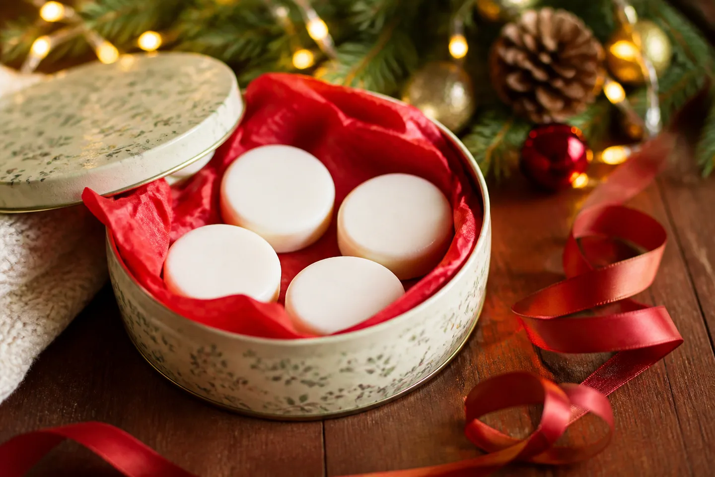 Image spot: four little discs nested in a gift tin